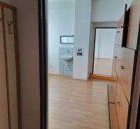 Prenájom kancelárií 21 m2 v centre Trnavy - Kancelárie s podlahou s dreveným dekorom, umývadlom a nábytkom.
