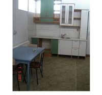 Skladové priestory 770 m2 a 792 m2 v Piešťanoch - Kuchynský kút s linkou a stolom v priestoroch Sklady a haly.