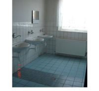 Skladové priestory 770 m2 a 792 m2 v Piešťanoch - Tri umývadlá s vodovodnými kohútikmi na stenách v skladoch a halách.