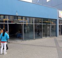 Priestor do prenájmu v centre Topoľčian - Obchodné priestory na Obchodnej ulici v Topoľčanoch s preskleným vstupom a chodníkom.