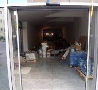 Priestor do prenájmu v centre Topoľčian - Obchodné priestory na ulici Obchodná v Topoľčanoch s pripraveným stavebným materiálom.
