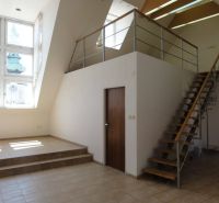 Kancelárske priestory 82 m2 s atraktívnym výhľadom v centre Bratislavy - Kancelárie so schodiskom a veľkými oknami, podlaha s dreveným dekorom.