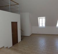 Kancelárske priestory 82 m2 s atraktívnym výhľadom v centre Bratislavy - Kancelárie s dlažbou, drevenými dverami v podkroví, svetlé miestnosti.