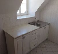 Kancelárske priestory 82 m2 s atraktívnym výhľadom v centre Bratislavy - Kuchynská linka pod strešným oknom s kachličkami a úložným priestorom.