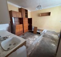 Rodinný dom Solčany - Interiér rodinného domu s nábytkom a kuchynským drezom, podlaha bez krytiny.