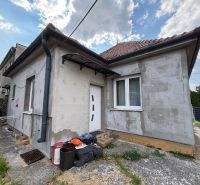 Rodinný dom Solčany - Rodinný dom v Solčanoch na ulici ine s nezateplenou fasádou a šikmou strechou.