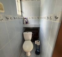 Rodinný dom Solčany - Kúpeľňa v rodinnom dome s toaletou, modré obklady, praktické úložné priestory.