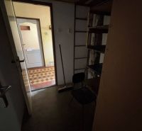 Rodinný dom Solčany - Chodba v rodinnom dome s tmavou podlahou a výhľadom do vedľajšej miestnosti.