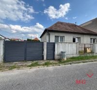 Rodinný dom Solčany - Rodinný dom v Solčanoch na ulici ini s plotom a bránou.