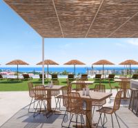 Moderné bývanie pri mori a golfe – La Cala de Mijas - Terasa s výhľadom na more, stoličky a slnečníky v pozadí.