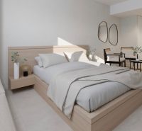 Moderné bývanie pri mori a golfe – La Cala de Mijas - Spálňa v 3-izbovom byte s posteľou a dvoma kreslami, jemné farebné odtiene.