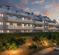 Moderné bývanie pri mori a golfe – La Cala de Mijas - Večerný pohľad na 3-izbový byt v El Faro na Calle Aralia s parkoviskom.