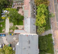 NA PREDAJ - Historický dom s pozemkom v srdci Bratislavy  - Letecký pohľad na Radlinského ulicu v Bratislave s rodinným domom a električkou.