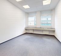 Samostatné kancelárske priestory 95,6 m2 -  BA II. Miletičova - Jasná kancelária s bielymi stenami a veľkými oknami, koberec pokrýva podlahu.