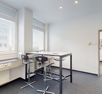 Samostatné kancelárske priestory 95,6 m2 -  BA II. Miletičova - Kancelárie s barovým sedením a stolom, veľké okno, biely stôl v pozadí.
