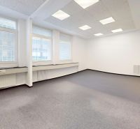 Samostatné kancelárske priestory 95,6 m2 -  BA II. Miletičova - Priestranné kancelárie s veľkými oknami a kobercovou podlahou.