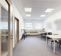 Samostatné kancelárske priestory 95,6 m2 -  BA II. Miletičova - Svetlá kancelária s kobercovou podlahou, stolmi a bielymi stenami.