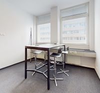 Samostatné kancelárske priestory 95,6 m2 -  BA II. Miletičova - Kancelárie s vysokým stolom a stoličkami, vedľa sú dvere do kúpeľne.