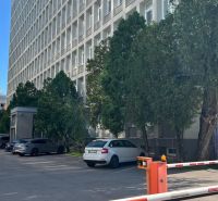 Samostatné kancelárske priestory 95,6 m2 -  BA II. Miletičova - Budova a parkovisko obklopené stromami na Miletičovej, Bratislava - Ružinov, kancelárie.