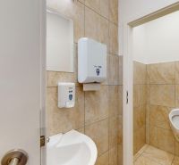 Samostatné kancelárske priestory 95,6 m2 -  BA II. Miletičova - Kúpeľňa v kanceláriách s umývadlom, sušičom rúk a pisoárom, obložená kachličkami.