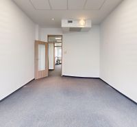 Samostatné kancelárske priestory 95,6 m2 -  BA II. Miletičova - Kancelárie s bielymi stenami, sklenenými dverami a kobercom.