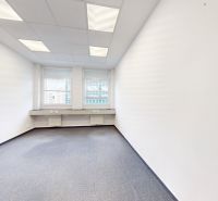 Samostatné kancelárske priestory 95,6 m2 -  BA II. Miletičova - Prázdna kancelária s bielymi stenami, sivým kobercom a veľkými oknami.