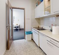Samostatné kancelárske priestory 95,6 m2 -  BA II. Miletičova - Kancelárska kuchynka s drezom, skriňami a spotrebičmi, vedľa miestnosť s čiernym kobercom.
