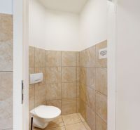 Samostatné kancelárske priestory 95,6 m2 -  BA II. Miletičova - Toaleta s obkladom z béžového kameňa v kanceláriách.