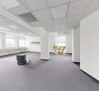Samostatné kancelárske priestory 95,6 m2 -  BA II. Miletičova - Kancelárie s kobercom, bielymi stenami a veľkými oknami, rastliny v kvetináčoch.
