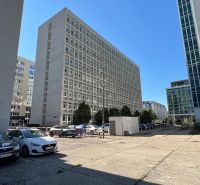 Samostatné kancelárske priestory 95,6 m2 -  BA II. Miletičova - Kancelárske budovy na Miletičovej ulici v Bratislave - Ružinove, s parkoviskom v popredí.