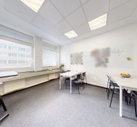 Samostatné kancelárske priestory 95,6 m2 -  BA II. Miletičova - Kancelárie s presvetleným interiérom, stoly so stoličkami a kobercom na podlahe.
