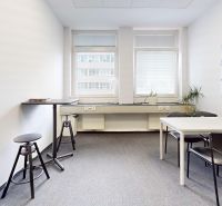 Samostatné kancelárske priestory 95,6 m2 -  BA II. Miletičova - Kancelárie s bielym nábytkom, stolikmi a fotografiami na stene.