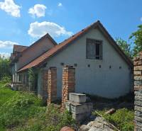 NOVÁ CENA - investičná príležitosť v obci Bíňovce - Rodinný dom v Bíňovciach, na ulici Bíňovce, obklopený zeleňou a stavebným materiálom.