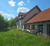 NOVÁ CENA - investičná príležitosť v obci Bíňovce - Rodinný dom v Bíňovciach na ulici Bíňovce obklopený zelenou záhradou a stromami.