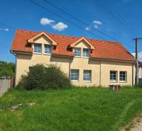 NOVÁ CENA - investičná príležitosť v obci Bíňovce - Rodinný dom v Bíňovciach na ulici Bíňovce s červenou strechou a predzáhradkou.