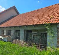 NOVÁ CENA - investičná príležitosť v obci Bíňovce - Rodinný dom v Bíňovciach na Bíňovskej ulici, neudržiavaný, s červenou strešnou krytinou.