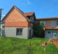 NOVÁ CENA - investičná príležitosť v obci Bíňovce - Rodinný dom v Bíňovciach na Bíňovce s neomietnutou tehlovou fasádou a zarasteným pozemkom.