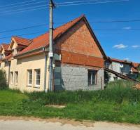 NOVÁ CENA - investičná príležitosť v obci Bíňovce - Rodinný dom v Bíňovciach na ulici Bíňovce s nedokončenou fasádou a červenou strechou.