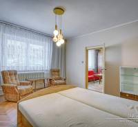 VÝRAZNÁ ZĽAVA 4-izbový rodinný dom na Kopánke v Trnave - Spálňa rodinného domu so svetlým dreveným nábytkom a pohodlnými kreslami.