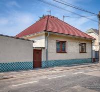 VÝRAZNÁ ZĽAVA 4-izbový rodinný dom na Kopánke v Trnave - Rodinný dom v Trnave s bielou fasádou a červenou strechou na ulici v Trnave.