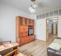 VÝRAZNÁ ZĽAVA 4-izbový rodinný dom na Kopánke v Trnave - Obývacia izba v rodinnom dome s dreveným nábytkom a pohodlným sedením.