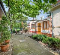 VÝRAZNÁ ZĽAVA 4-izbový rodinný dom na Kopánke v Trnave - Rodinný dom na tichej ulici v Trnave s terasou a zeleňou.