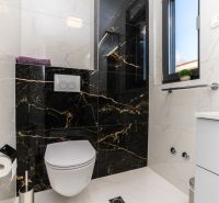 Zaton, Nin - luxusná vila len 100m od mora - Kúpeľňa s čierno-bielym obkladom a toaletou vo vile.