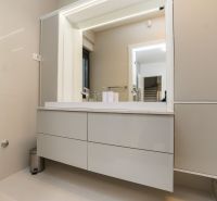 Zaton, Nin - luxusná vila len 100m od mora - Kúpeľňa vo vile s veľkým zrkadlom a elegantnými úložnými skrinkami.