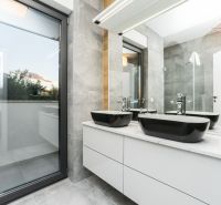 Zaton, Nin - luxusná vila len 100m od mora - Kúpeľňa Vily s dvoma umývadlami, veľkým zrkadlom a kvetináčom.