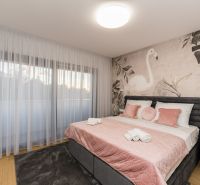 Zaton, Nin - luxusná vila len 100m od mora - Spálňa vo Vile s posteľou a dekoráciou s plameniakom, podlaha s dreveným dekorom.