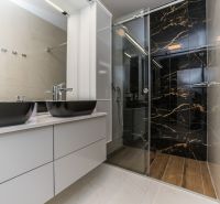 Zaton, Nin - luxusná vila len 100m od mora - Kúpeľňa vo vile s dvojitým umývadlom a sprchovým kútom, podlaha s dreveným dekorom.
