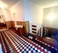 Rodinný dom s veľkým pozemkom - Turňa nad Bodvou - Chodba so vzorovanou dlažbou, dreveným obložením a schodiskom v rodinnom dome.