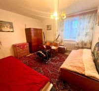 Rodinný dom s veľkým pozemkom - Turňa nad Bodvou - Izba v rodinnom dome s nábytkom, kobercami a cvičebným strojom.