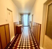 Rodinný dom s veľkým pozemkom - Turňa nad Bodvou - Chodba v rodinnom dome s výraznou geometrickou dlažbou a záclonami na okne.